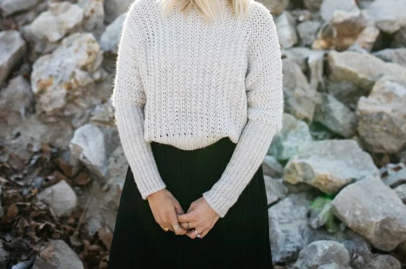 Co ubrać do obcisłej spódniczki, by wyglądać stylowo i czuć się pewnie