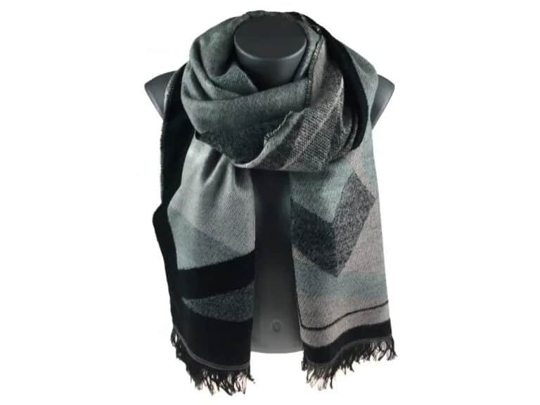 Jaki szalik do czarnego futerka? Oto kolory, które zachwycą!