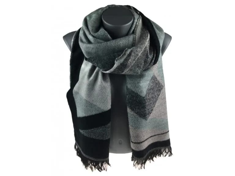 Jaki szalik do czarnego futerka? Oto kolory, które zachwycą!