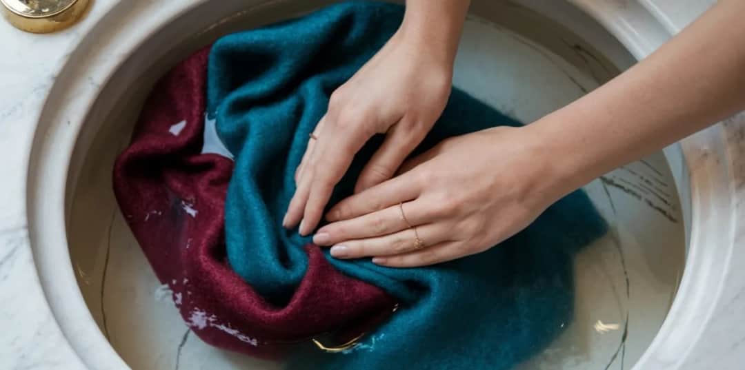 Jak prać kaszmirowy szalik, aby uniknąć zniszczeń i zachować jakość