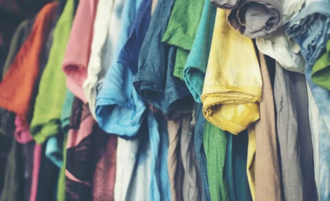 Jak przywrócić kolor ubraniom - skuteczne metody na blaknięcie tkanin