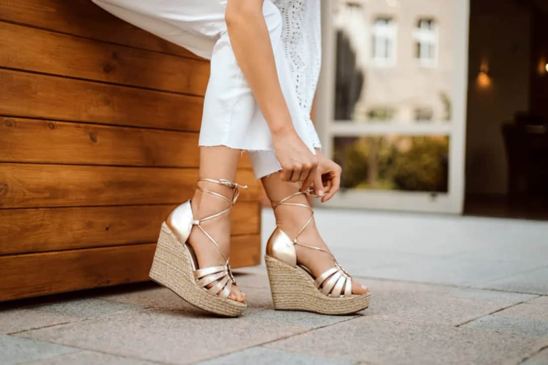 Co ubrać do butów na koturnie, aby wyglądać stylowo i modnie