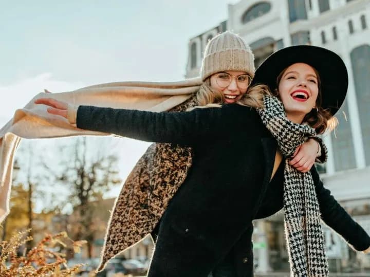 Jaki szalik do czarnego płaszcza damskiego, aby wyglądać stylowo?