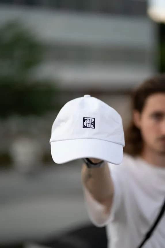 Jak prać czapki z daszkiem, aby ich nie zniszczyć i zachować fason