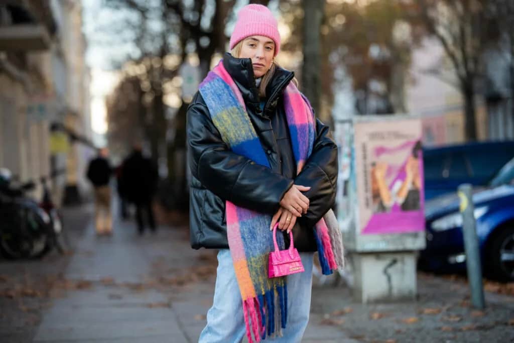 Jakie szaliki najlepiej pasują do czarnej kurtki? Oto wskazówki