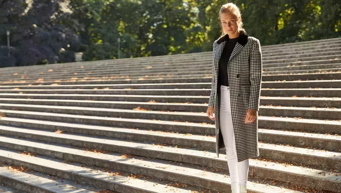 Najlepsze outfit na jesień: jak stworzyć stylowe i praktyczne zestawy