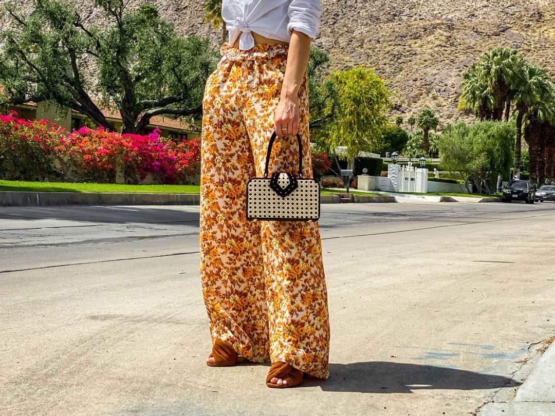 Co ubrać do spodni w kwiaty, aby uniknąć modowej wpadki?